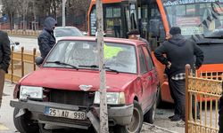 Minibüsten inen yolculara araç çarptı: Yaralılar var!