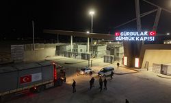 Türkiye'den tıbbi malzeme taşıyan yardım tırları İran'a geçiş yaptı