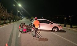 Otomobille çarpışan motosikletin sürücüsü yaralandı