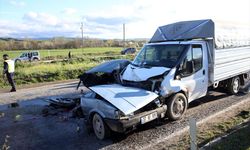 Kamyonetle otomobil çarpıştı: Ölü ve yaralı var