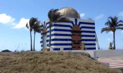 Epstein sapkın adasına Kabe örtüsü, camiden fayans götürmüş, Cami benzeri yer yaptırmış