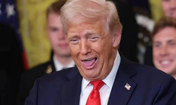 Trump, Macron ve eşiyle alay etti: Çenesine aldığı darbenin etkisinde