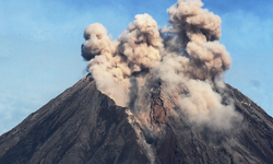 Semeru Yanardağı bir günde 4 kez patladı!