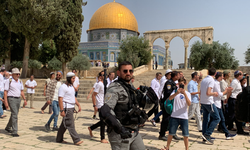 Mescid-i Aksa'ya provokatif baskın!