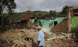 Endonezya'da şiddetli deprem: Tsunami uyarısı yapıldı