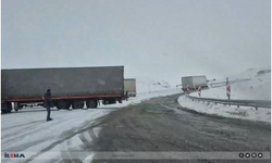 Nisan ayında kar sürprizi: Tırlar mahsur kaldı