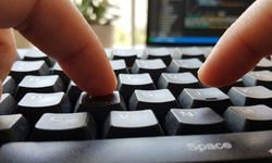 F ve J tuşlarındaki o küçük tümsek ne işe yarıyor biliyor musunuz? Klavye kullanırken işinizi inanılmaz kolaylaştırıyor