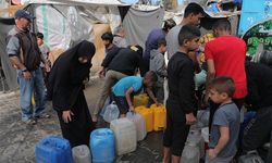 Ateşkes sınıfta kaldı: 12 yaşındaki masum çocuk 3 yıldır okula gitmek yerine vaktini su kuyruklarında geçiriyor!
