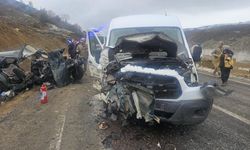 Servis minibüsüyle otomobil çarpıştı: 1 ölü, 9 yaralı var!