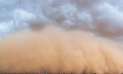 Bir kamyon dolusu kum gökyüzün kahverengiye çevirdi