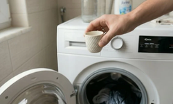 Tek fincanla işe yarıyor! Çamaşır makinesindeki o rahatsız edici kokuya son veren yöntem