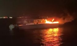 Kadıköy açıklarında tekne yangını!