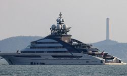 Yaptırımlı Rus milyarderin süper yatı Hürmüz'den geçti