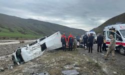 Muş’ta minibüs dere yatağına devrildi: 16 yaralı