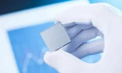 Güneş ve yağmurdan aynı anda elektrik üreten panel