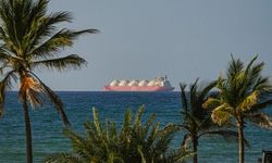 Savaşın başından beri ilk yolcu gemisi Hürmüz Boğazı'ndan geçti!