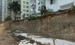 Şiddetli sağanak, istinat duvarını devirdi!