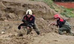 İki çocuk oyun oynarken çamura saplandı!