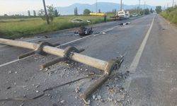 Araç direği devirdi: Motosiklet direğe çarptı!