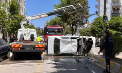 Devrilerek yanan otomobilin sürücüsü yaralandı