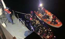 Göçmen kaçakçısı düzensiz göçmenlerle yakalandı!