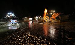 Tokat’ta sağanak: Heyelan yolu kapattı, istinat duvarı çöktü