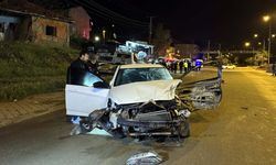 Otomobil, park halindeki çekiciye çarptı: 1 ölü, 1 yaralı