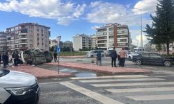 Sık sık kazaların yaşandığı kavşakta bir kaza daha! Yaralılar var