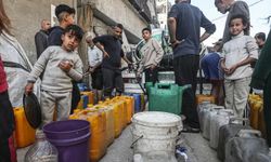 Gazze'de çocuklar saatlerce su kuyruğunda bekliyor!