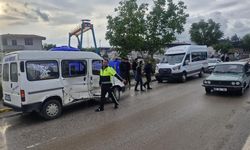 İki minibüs çarpıştı: 11 yaralı var