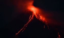 Mayon Yanardağı'nda patlama!