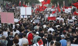 Yüz binlerce kişi sokakta: Ülkemiz satılık değil