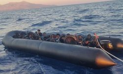 İzmir açıklarında sürüklenen lastik bottaki 33 göçmen kurtarıldı!
