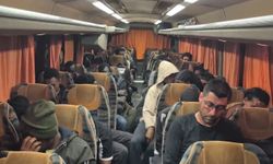 İzmir'de 36 düzensiz göçmen ile 1 göçmen kaçakçısı yakalandı!