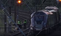İki tren çarpıştı: 1 ölü, 89 yaralı