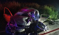 Kamyonetle çarpışan otomobilin sürücüsü öldü, 5 kişi yaralandı