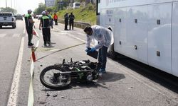 Emniyet şeridindeki otobüse çarpan motosikletin sürücüsü öldü