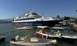 Fethiye Körfezi'nde sürüklenen feribot karaya oturdu