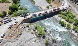 Bingöl'de çayda akıntıya kapılan kişi aranıyor
