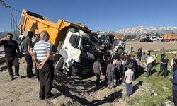 Kamyon ile minibüs çarpıştı! Ölü ve yaralılar var...