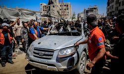 Gazze'de araç vuruldu: Şehitler var!