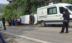 İzmir'de tarım işçilerini taşıyan minibüs devrildi: 1 ölü, 11 yaralı