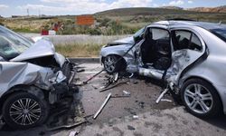 Otomobille hafif ticari araç çarpıştı: 1 ölü, 6 yaralı var
