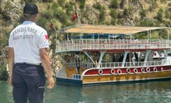 Birecik Baraj Gölü'nde tekne arızalandı: 40 kişi kurtarıldı