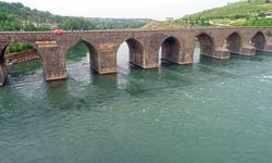 Serinlemek için Dicle Nehri'ne giren çocuk boğuldu