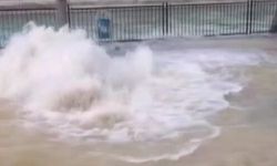 Su borusu patladı: Cadde göle döndü