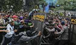 Öğrenciler "İflasa Giden Endonezya" sloganıyla sokaklara döküldü!