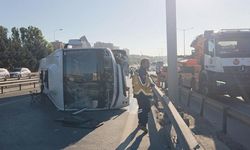 TEM'de bariyerlere çarpan midibüs devrildi: 12 yaralı