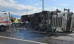 Tır motosikletin üzerine devrildi: 2 ölü