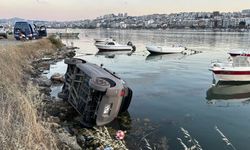 Samsun'da elektrikli araç limandaki kayalıklara devrildi